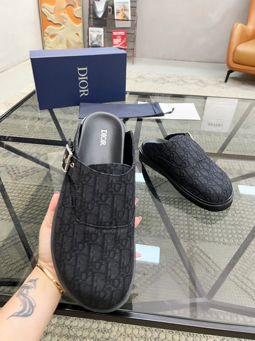 Men's Men's Shoes 💰340 [New Style] 🐝🐝2025ss Dior's latest men's slippers are a must-have. Dior Alias ​​Men's Genuine Leather Slippers This summer new Alias ​​sandal embodies a casual and elegant style. Carefully crafted from grained cow leather and Oblique printed fabric, with cowhide lining! Cross-strap design with metal-clad brass CD Diamond logo. The imported cowhide leather and rubber sole adds sophistication and comfort, while Oblique print-effect anti-slip panels add style. Code: 38-44 (45 can be customized